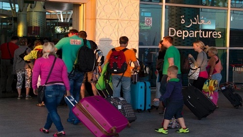 آلاف السياح يغادرون