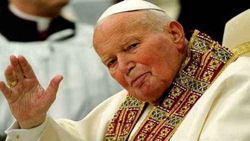 كاهن كاثوليكي يقدم