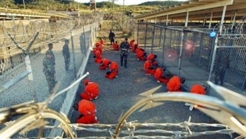 نقل 10 معتقلين..