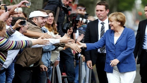 مأزق ميركل بين مكافحة