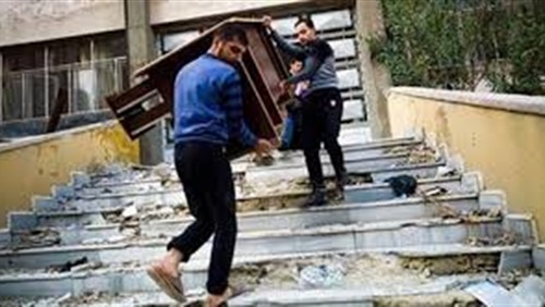 مسيحيين يتفقدون بيوتهم