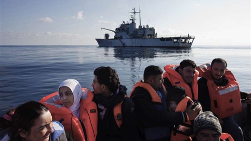 اللاجئون والمهاجرون