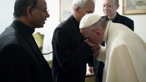 قبلة البابا فرنسيس