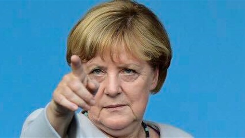 ميركل في موقف محرج..