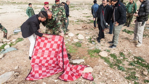 قس روماني يقوم بتوثيق