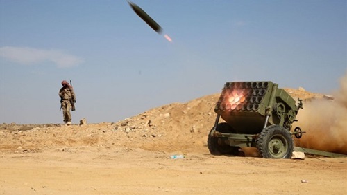الحوثيون يطلقون صاروخًا
