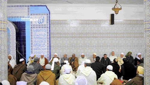 «الزروقية».. مريدون