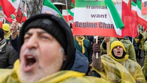 وارسو يضرب بيد من