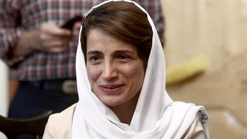 يحاكمون مدافعة عن