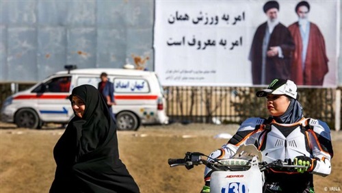 الملالي قتلة النساء.