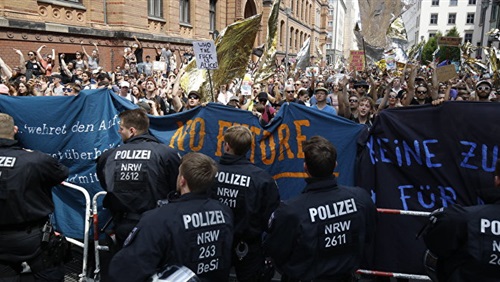  بحظر جماعة من النازيين