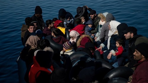 100 ألف لاجئ يحتشدون