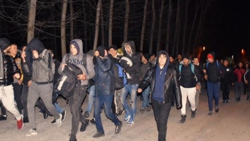 اللاجئون يدفعون ثمن