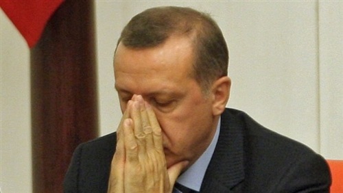 مع انشغاله بمخططاته