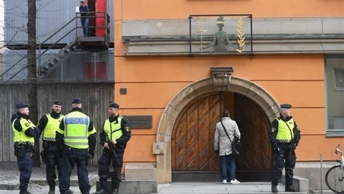 انتحال صفة لاجئان