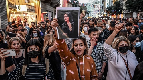 ايران:  مطالبات بوقف
