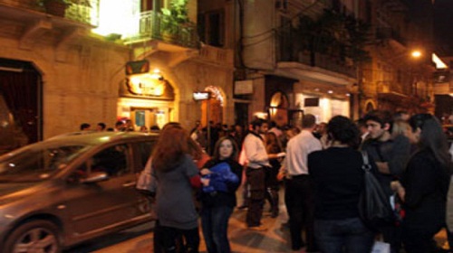 اللبنانيون ينقسمون