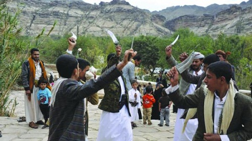 الحوثيون يجبرون المئات