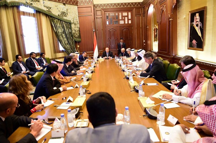 هادي يلتقي مجموعة