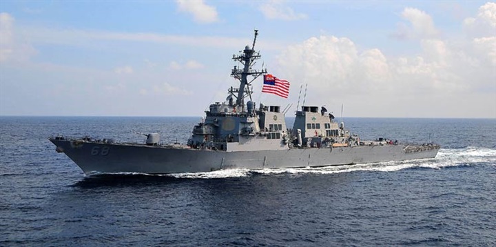 الهجوم علي مدمرة