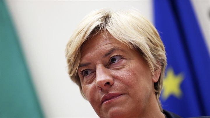 وزيرة الدفاع الإيطالية