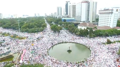 آلاف المسلمين يحتجون