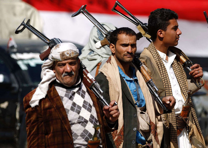 الحوثيون يدخلون على