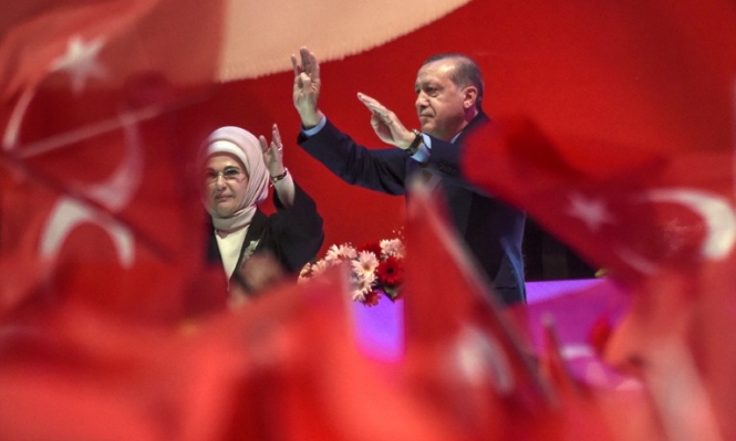 اردوغان وزوجته وسط