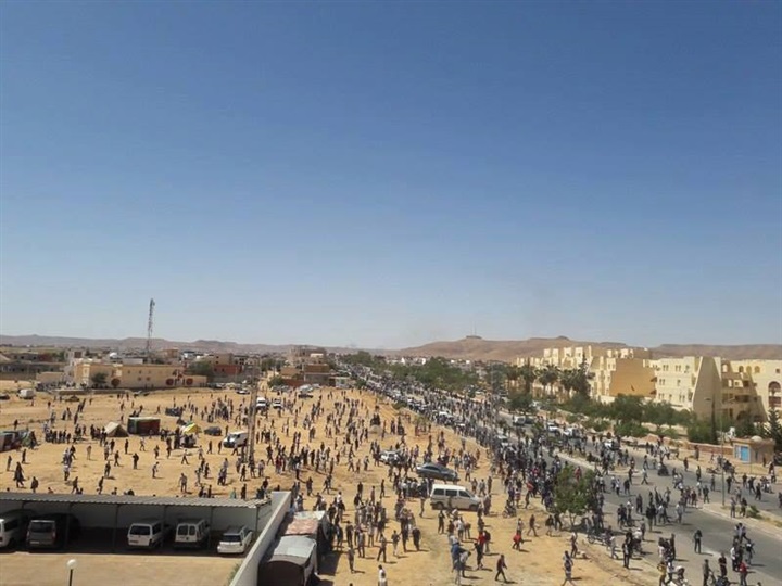 متظاهرون فى الشوارع