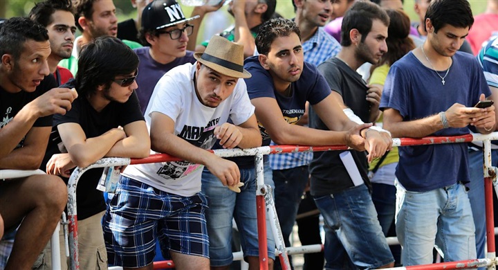 ميركل تتمسك بموقفها