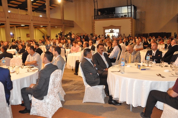 رافضين اجراءات الحكومة