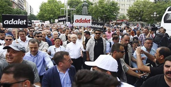 الأتراك يتظاهرون