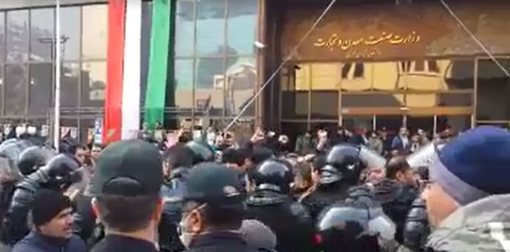 احتجاجات لعمال ايران
