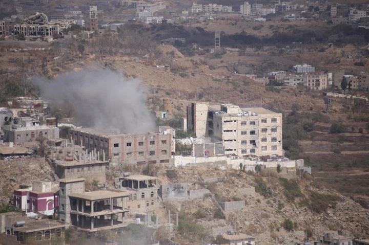 قصف حوثي يستهدف مخازن