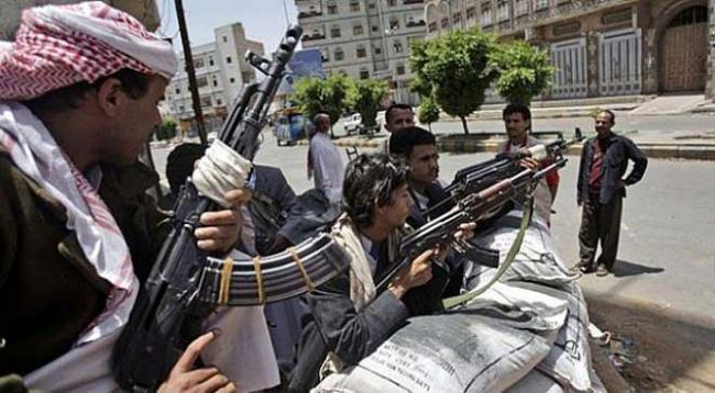 الحوثيون يحرقون مستودعات