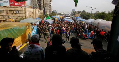 محتجون عراقيون يقطعون