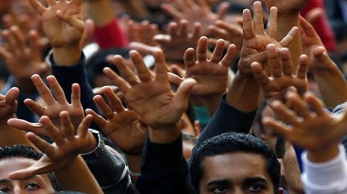 مصر تحيل 15 طالبا
