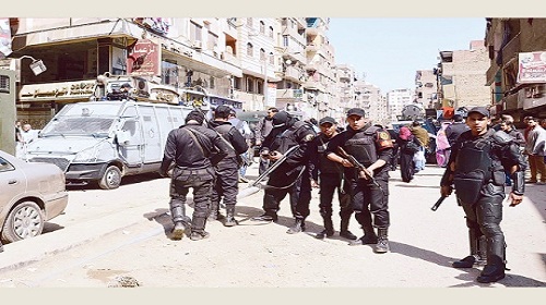 الأمن المصري يفرق