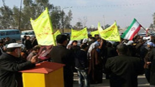 أهوازيون يحتجون أمام