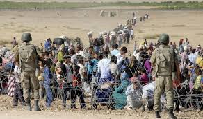 اللاجئون يعبرون