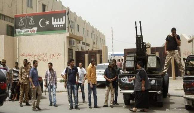 فرص الحوار تعلو على