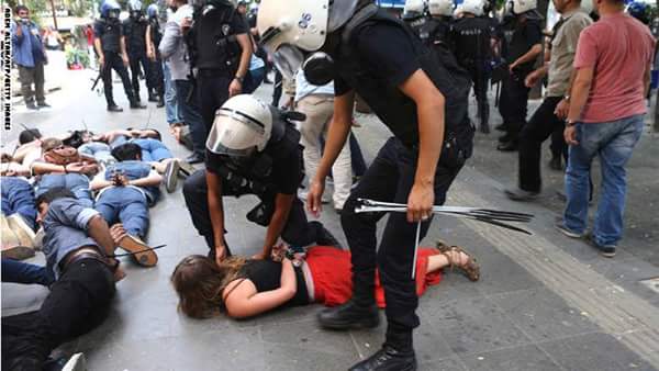 العنف فى مقابل التظاهر