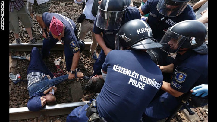 ملاحقة الشرطة لللاجئين