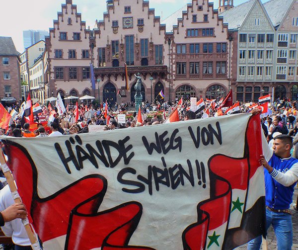 متظاهرون يتضامنون