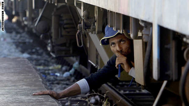 الاختباء تحت عربات