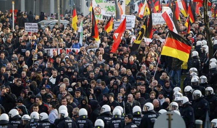 اللاجئون واليمين