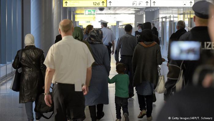 بدء ترحيل اللاجئين