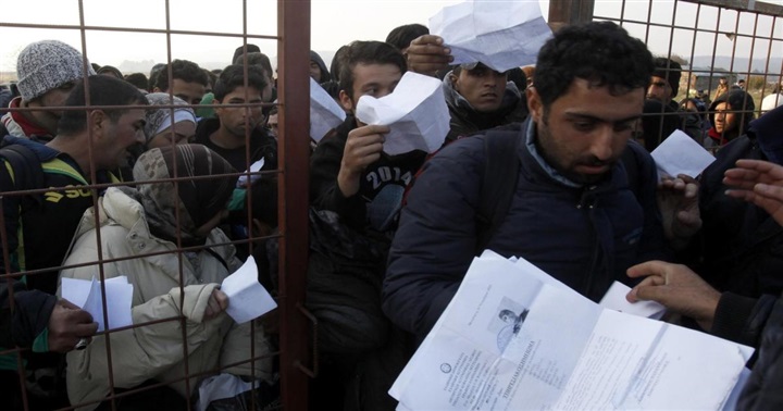 معاناة اللاجئين في