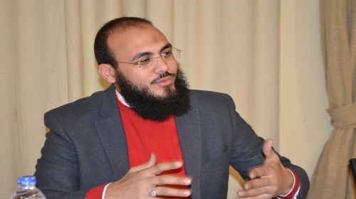 الكاتب الصحفي مصطفى