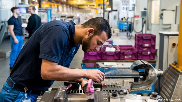 اللاجئون..متى يتم